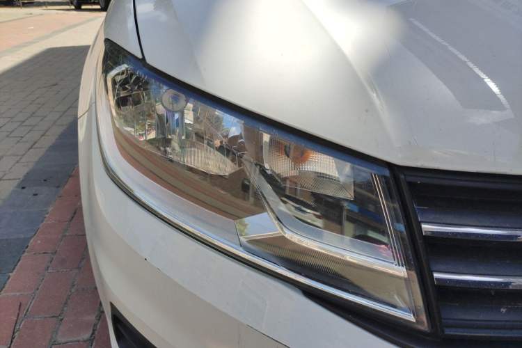 Used Volkswagen Santana 2016 1.6L Automatic Fashion Edition Right Front Headlight