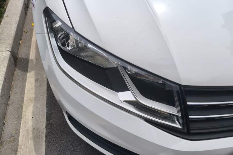 Used Volkswagen Santana 2016 1.6L Automatic Fashion Edition Right Front Headlight