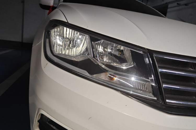 Used Volkswagen Santana 2016 1.6L Automatic Comfort Edition Right Front Headlight