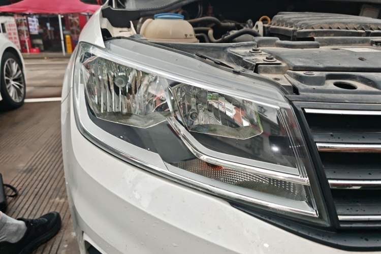 Used Volkswagen Santana 2016 1.6L Automatic Comfort Edition Right Front Headlight