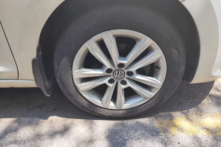 Used Volkswagen Santana 2016 1.6L Automatic Comfort Edition Right Front Wheel Hub