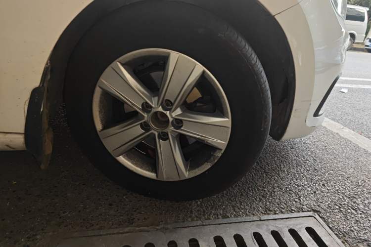 Used Volkswagen Santana 2016 1.6L Manual Fashion Edition Right Front Wheel Hub
