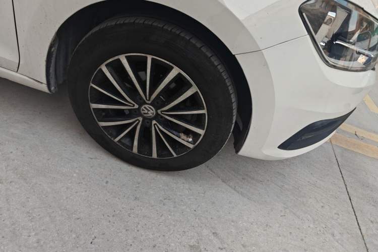 Used Volkswagen Santana 2016 1.6L Automatic Fashion Edition Right Front Wheel Hub