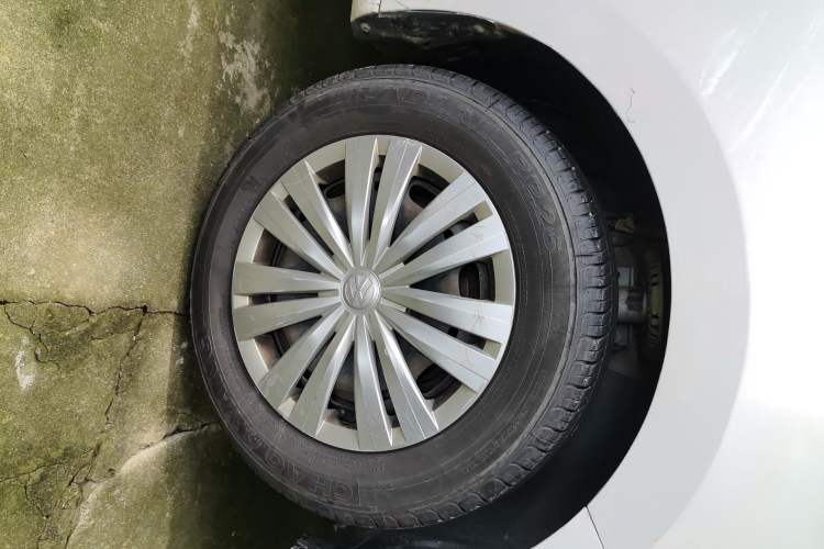 Used Volkswagen Santana 2016 1.6L Automatic Fashion Edition Right Front Wheel Hub