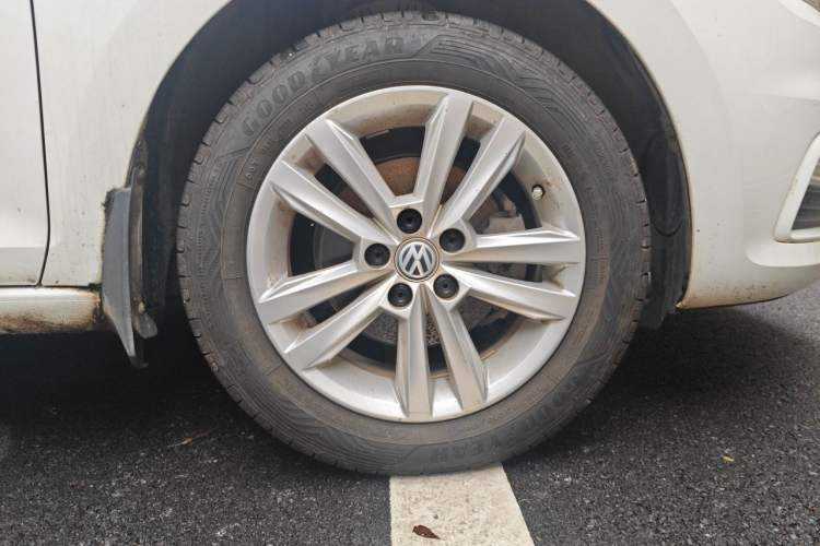 Used Volkswagen Santana 2016 1.6L Manual Comfort Edition Right Front Wheel Hub