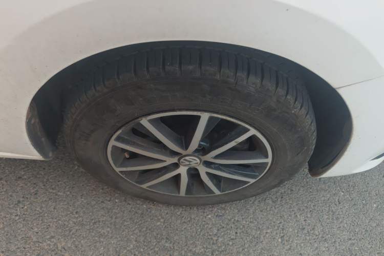 Used Volkswagen Santana 2016 1.6L Automatic Fashion Edition Right Front Wheel Hub