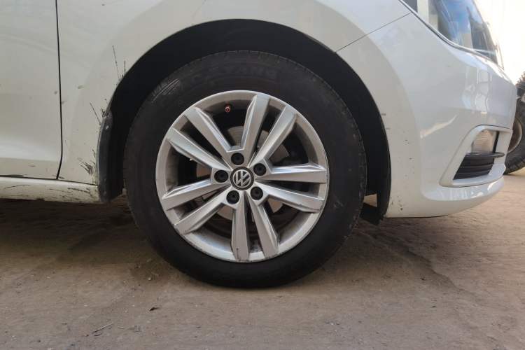 Used Volkswagen Santana 2016 1.6L Automatic Comfort Edition Right Front Wheel Hub