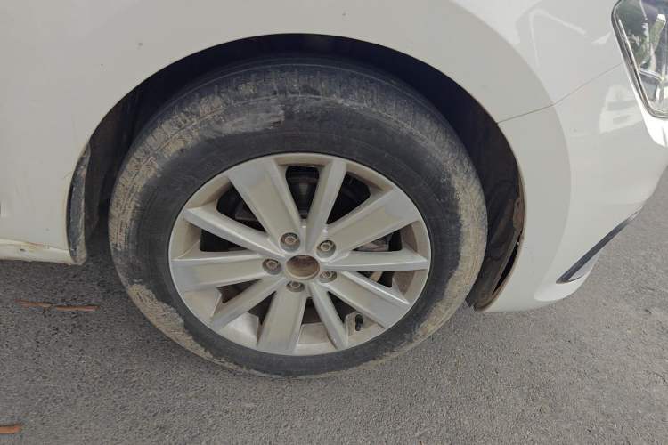Used Volkswagen Santana 2016 1.6L Automatic Fashion Edition Right Front Wheel Hub