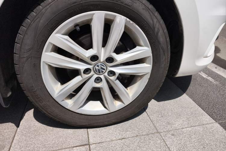Used Volkswagen Santana 2016 1.6L Automatic Comfort Edition Right Front Wheel Hub