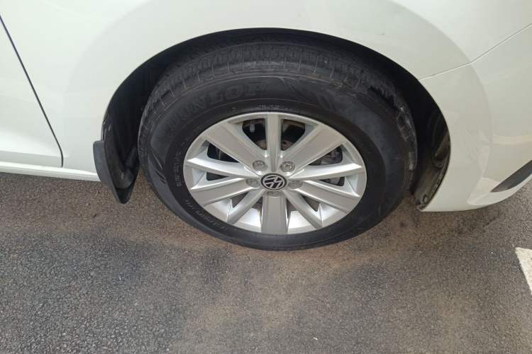 Used Volkswagen Santana 2016 1.6L Automatic Fashion Edition Right Front Wheel Hub