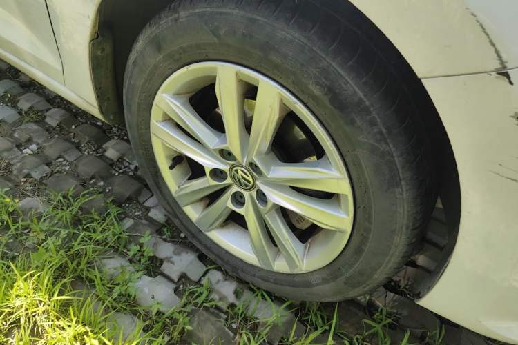 Used Volkswagen Santana 2016 1.6L Automatic Comfort Edition Right Front Wheel Hub