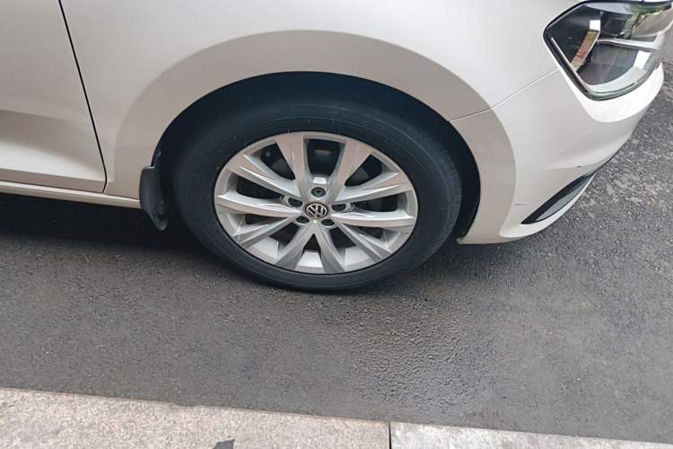 Used Volkswagen Santana 2016 1.6L Manual Fashion Edition Right Front Wheel Hub