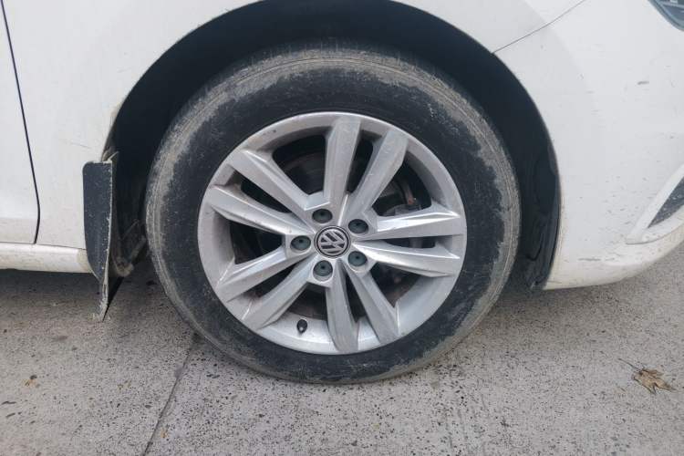 Used Volkswagen Santana 2016 1.6L Automatic Comfort Edition Right Front Wheel Hub