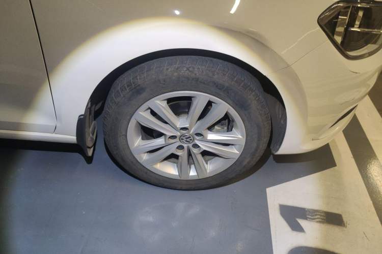 Used Volkswagen Santana 2016 1.6L Automatic Comfort Edition Right Front Wheel Hub