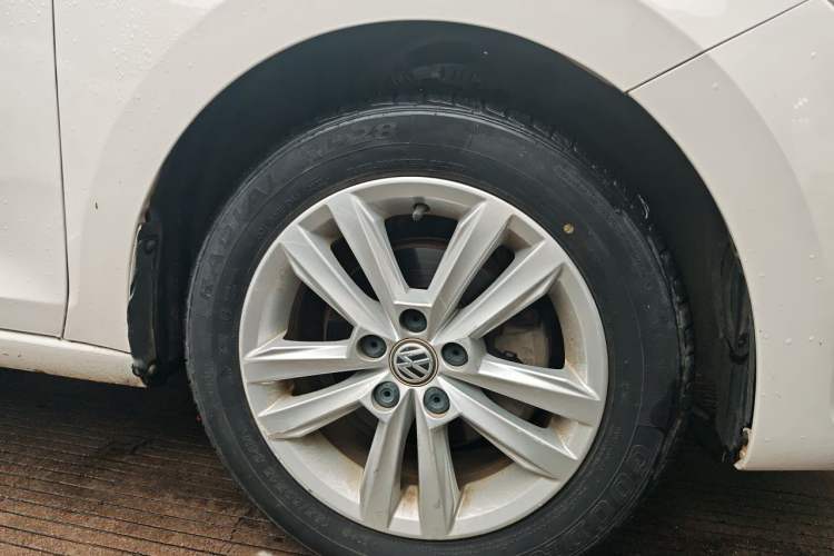 Used Volkswagen Santana 2016 1.6L Automatic Comfort Edition Right Front Wheel Hub