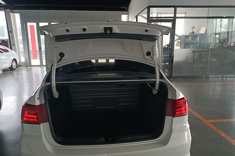 Used Volkswagen Santana 2016 1.6L Manual Fashion Edition Trunk