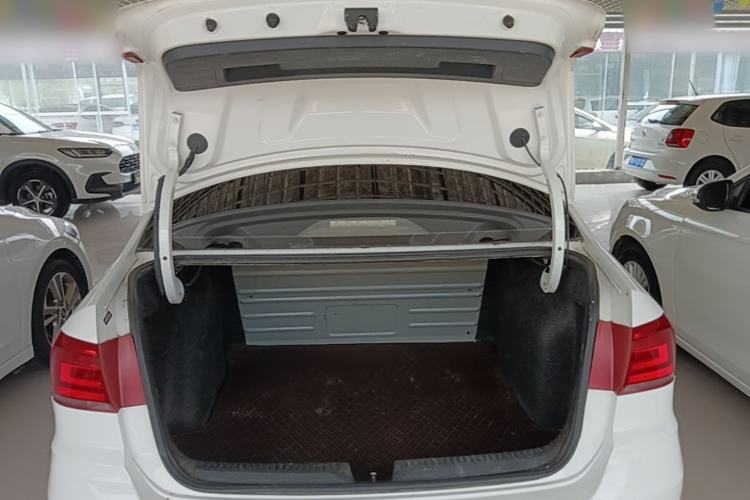 Used Volkswagen Santana 2016 1.6L Manual Fashion Edition Trunk