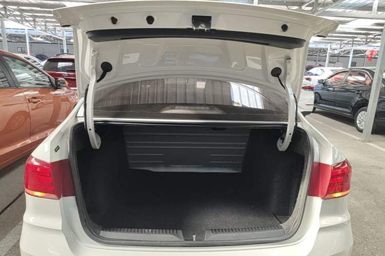 Used Volkswagen Santana 2016 1.6L Automatic Fashion Edition Trunk