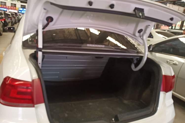 Used Volkswagen Santana 2016 1.6L Manual Fashion Edition Trunk