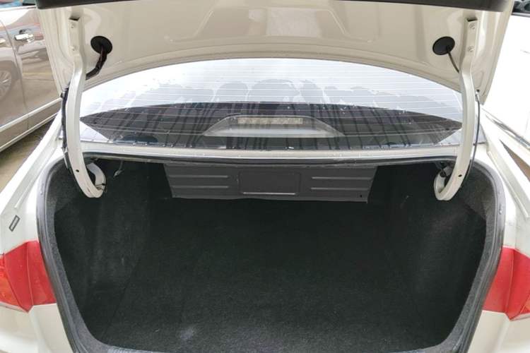 Used Volkswagen Santana 2016 1.6L Automatic Fashion Edition Trunk