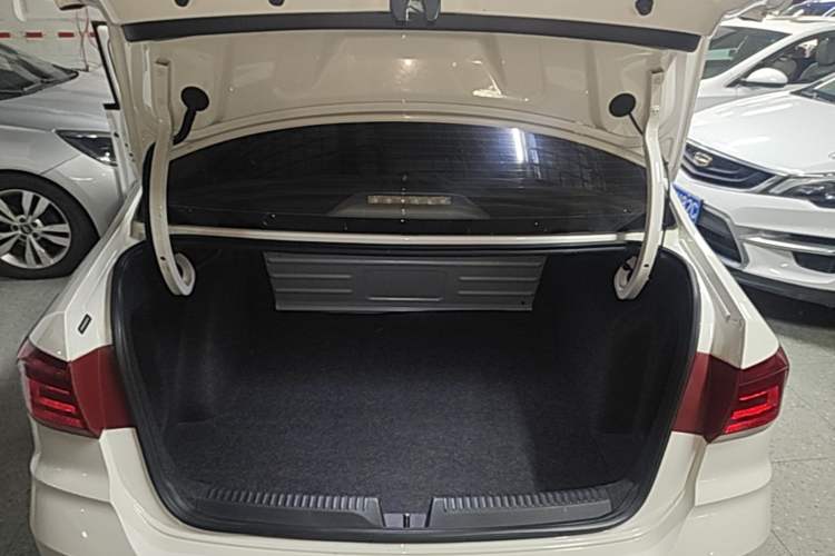 Used Volkswagen Santana 2016 1.6L Automatic Fashion Edition Trunk