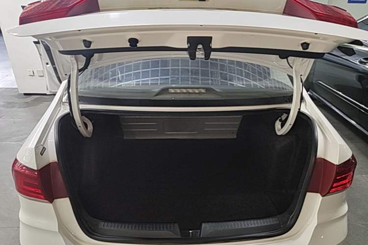 Used Volkswagen Santana 2016 1.4L Manual Fashion Edition Trunk