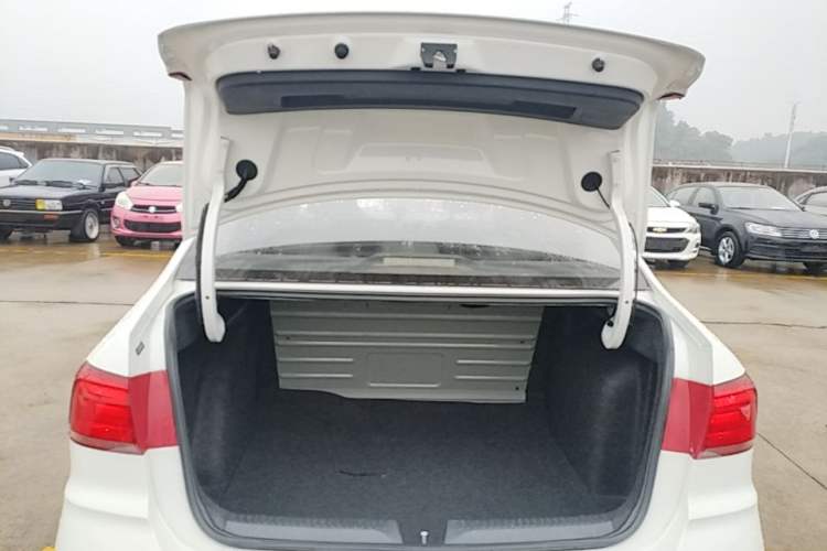 Used Volkswagen Santana 2016 1.6L Manual Fashion Edition Trunk
