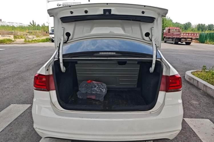 Used Volkswagen Santana 2016 1.4L Manual Fashion Edition Trunk