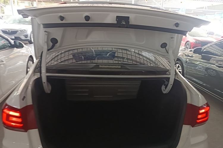 Used Volkswagen Santana 2016 1.6L Automatic Fashion Edition Trunk