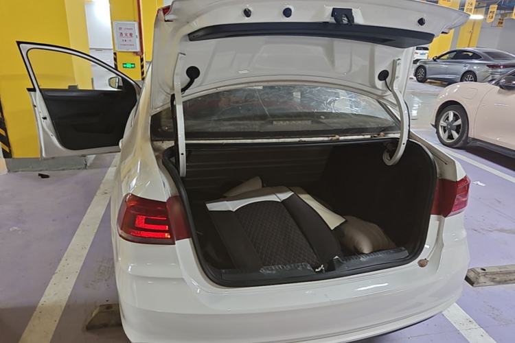 Used Volkswagen Santana 2016 1.6L Automatic Fashion Edition Trunk