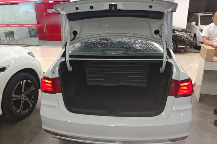 Used Volkswagen Santana 2016 1.4L Manual Fashion Edition Trunk