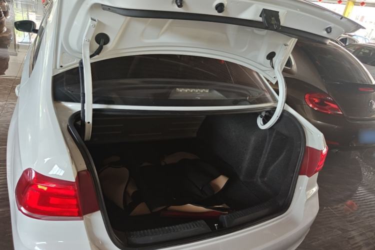 Used Volkswagen Santana 2016 1.6L Automatic Fashion Edition Trunk