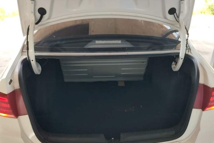 Used Volkswagen Santana 2016 1.4L Manual Fashion Edition Trunk
