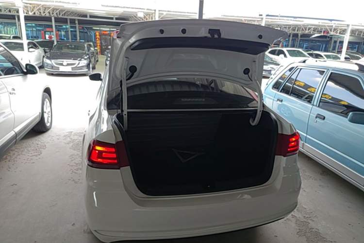 Used Volkswagen Santana 2016 1.6L Manual Fashion Edition Trunk