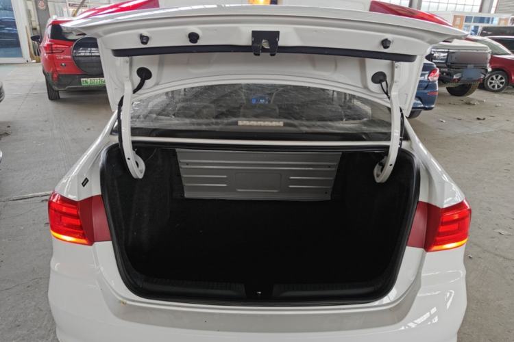 Used Volkswagen Santana 2016 1.6L Automatic Fashion Edition Trunk