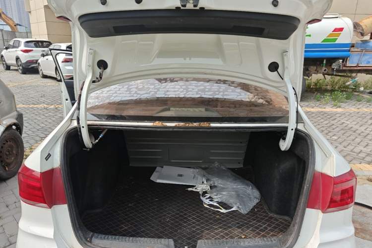 Used Volkswagen Santana 2016 1.6L Manual Fashion Edition Trunk