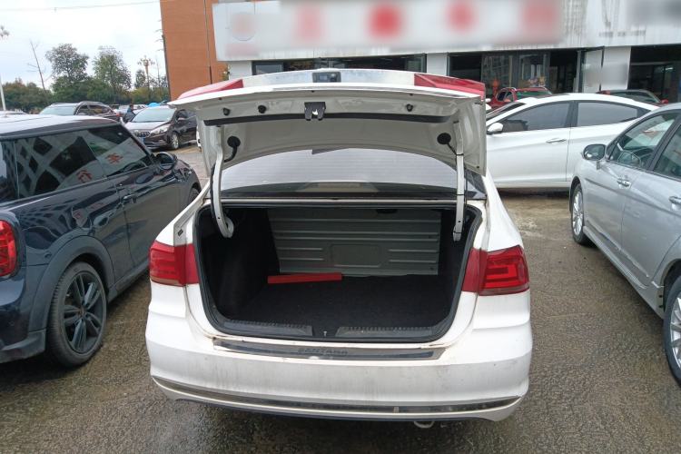 Used Volkswagen Santana 2016 1.6L Manual Fashion Edition Trunk