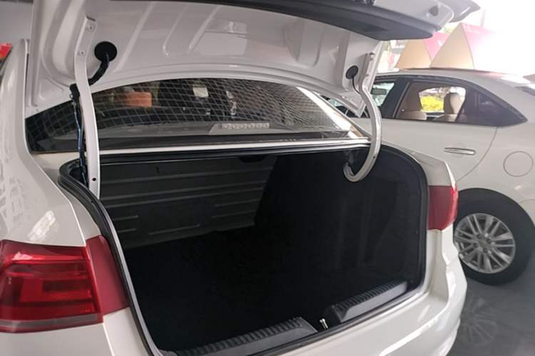 Used Volkswagen Santana 2016 1.6L Manual Fashion Edition Trunk