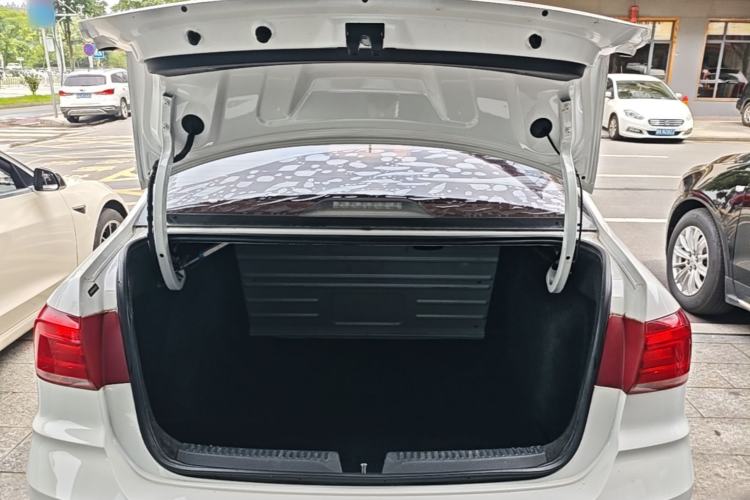 Used Volkswagen Santana 2016 1.6L Automatic Fashion Edition Trunk