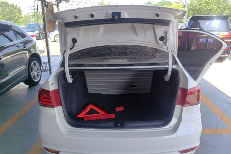Used Volkswagen Santana 2016 1.6L Manual Fashion Edition Trunk