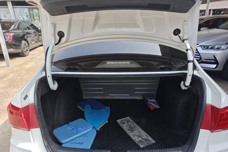 Used Volkswagen Santana 2016 1.6L Automatic Fashion Edition Trunk