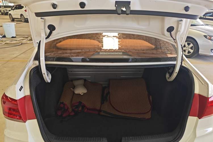 Used Volkswagen Santana 2016 1.6L Manual Fashion Edition Trunk