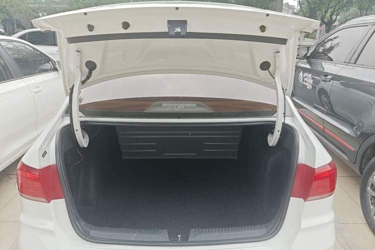 Used Volkswagen Santana 2016 1.4L Manual Fashion Edition Trunk