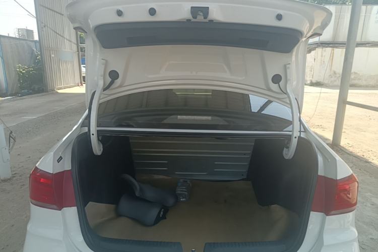Used Volkswagen Santana 2016 1.6L Manual Fashion Edition Trunk