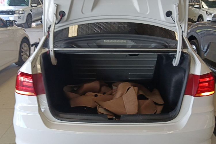 Used Volkswagen Santana 2016 1.6L Automatic Fashion Edition Trunk