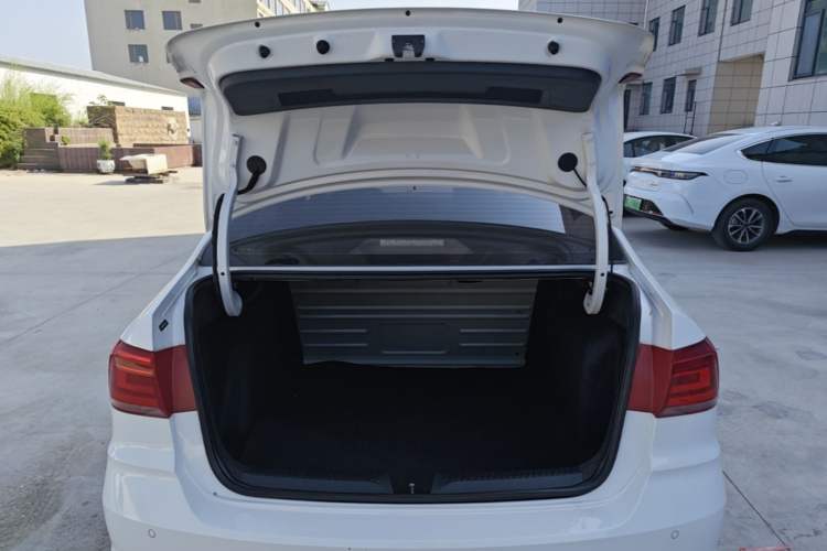 Used Volkswagen Santana 2016 1.6L Automatic Comfort Edition Trunk