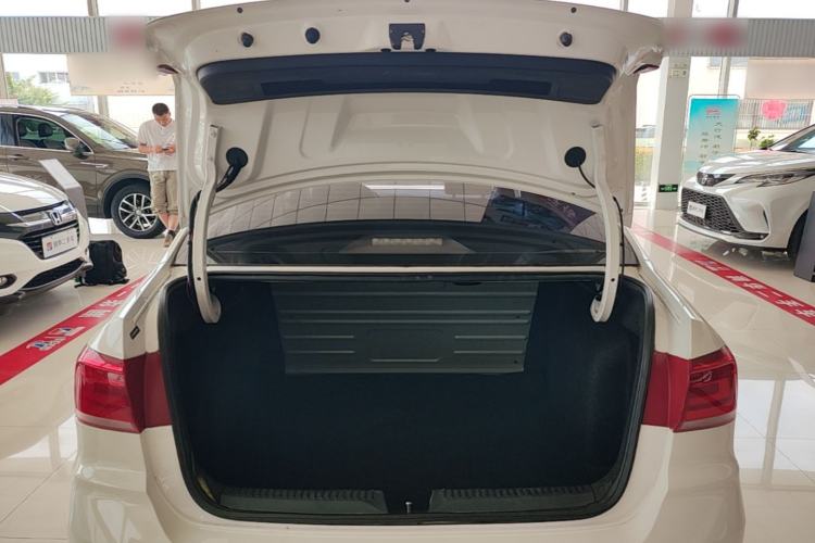 Used Volkswagen Santana 2016 1.4L Manual Fashion Edition Trunk