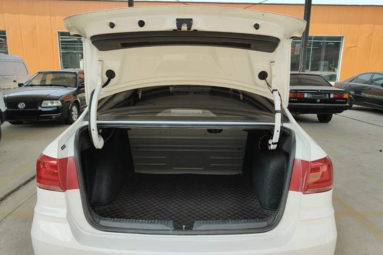 Used Volkswagen Santana 2016 1.4L Manual Fashion Edition Trunk