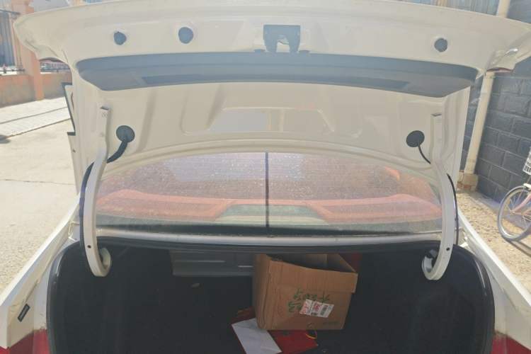 Used Volkswagen Santana 2016 1.6L Automatic Fashion Edition Trunk