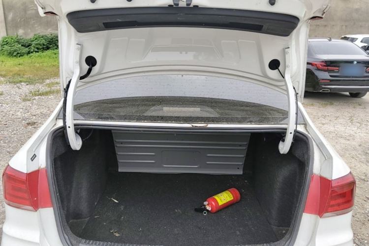Used Volkswagen Santana 2016 1.6L Automatic Fashion Edition Trunk